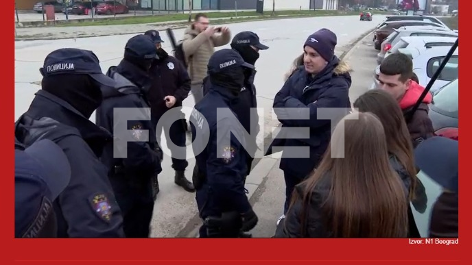 Policija odvodi i legitimiše